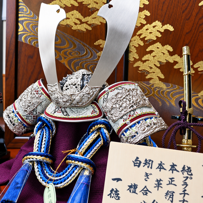 横幅46cm｜13号純プラチナ箔押兜｜ちっちゃい 五月人形 兜 兜飾り モダン｜コンパクト おしゃれ 兜鎧飾り 端午の節句飾り こどもの日 5月人形 人気 かわいい - ひなせい 五月人形