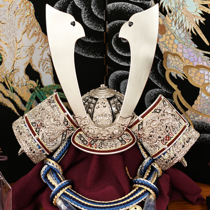 横幅46cm｜13号純プラチナ箔押兜｜ちっちゃい 五月人形 兜 兜飾り モダン｜コンパクト おしゃれ 兜鎧飾り 端午の節句飾り こどもの日 5月人形 人気 かわいい - ひなせい 五月人形