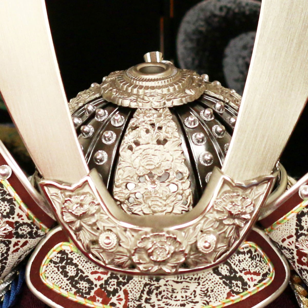 横幅46cm｜13号純プラチナ箔押兜｜ちっちゃい 五月人形 兜 兜飾り モダン｜コンパクト おしゃれ 兜鎧飾り 端午の節句飾り こどもの日 5月人形 人気 かわいい - ひなせい 五月人形