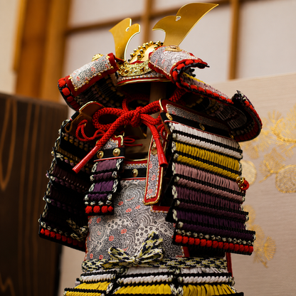 1/4奉納鎧 ｜五月人形｜ 大山祇神社の源義経模写｜銅丸鎧｜加藤鞆美｜おしゃれ 兜鎧飾り 端午の節句飾り こどもの日 5月人形 人気 - ひなせい 五月人形