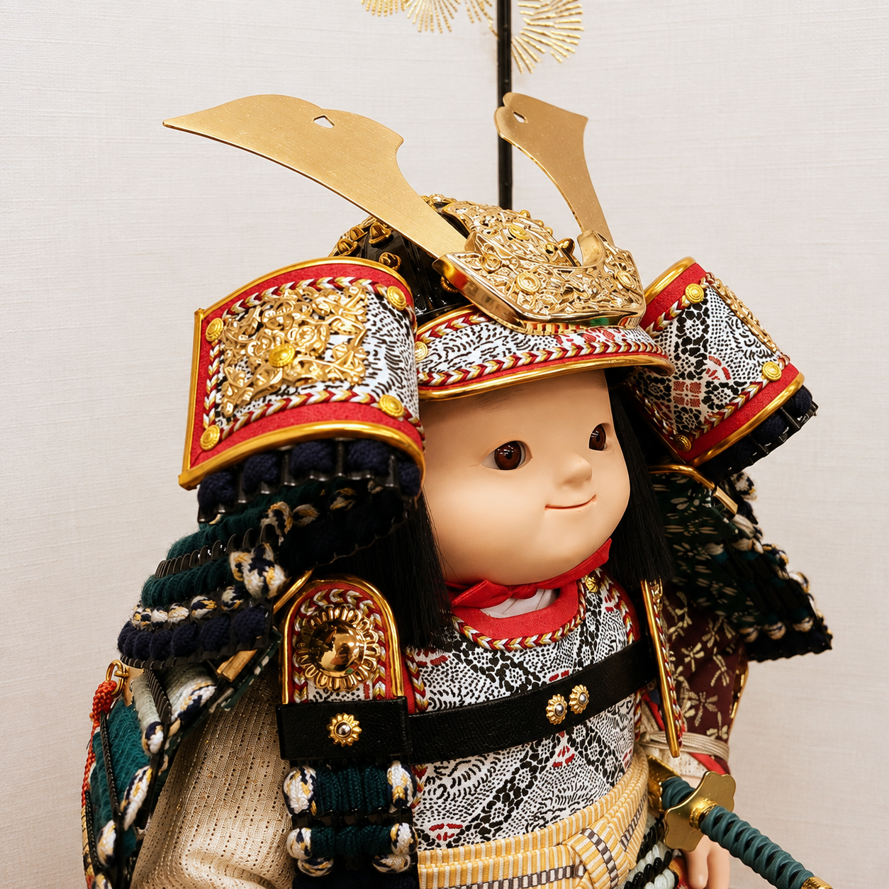 横幅45cm｜子供大将飾り 匠｜お顔がかわいい｜見惚れちゃう 五月人形｜コンパクト おしゃれ 兜鎧飾り 端午の節句飾り こどもの日 5月人形 人気 かわいい武者人形 - 五月人形 ひなせい