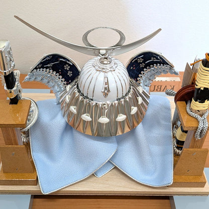 横幅30cm｜ケース入り飾り｜五月人形【5号白銀上杉兜】｜ モダンでコンパクト おしゃれ 端午の節句飾り こどもの日 5月人形 - 五月人形 ひなせい