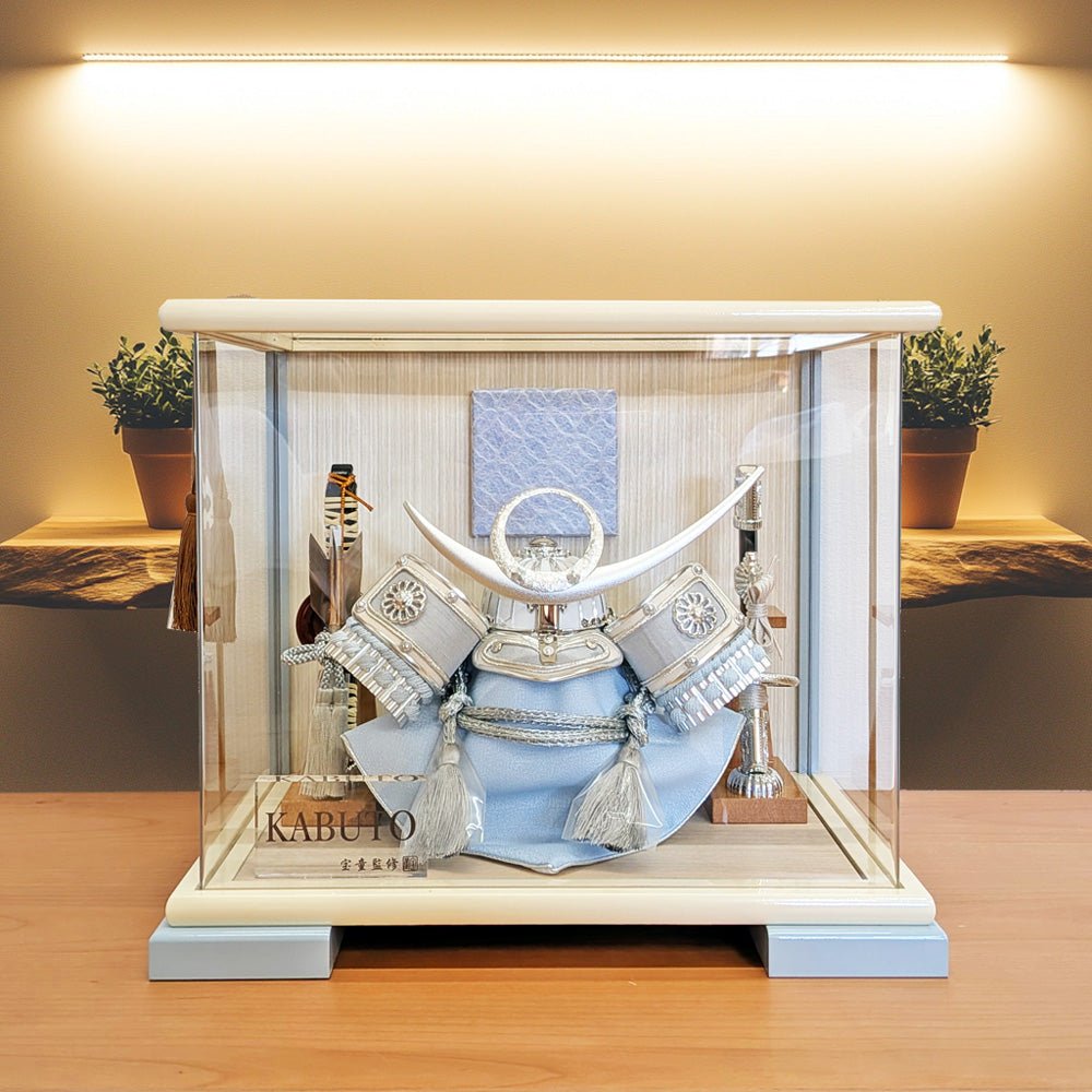 横幅30cm｜ケース入り飾り｜五月人形【5号白銀上杉兜】｜ モダンでコンパクト おしゃれ 端午の節句飾り こどもの日 5月人形 - 五月人形 ひなせい