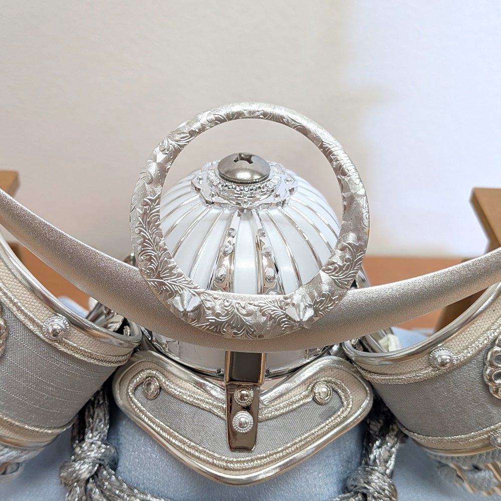 横幅30cm｜ケース入り飾り｜五月人形【5号白銀上杉兜】｜ モダンでコンパクト おしゃれ 端午の節句飾り こどもの日 5月人形 - 五月人形 ひなせい