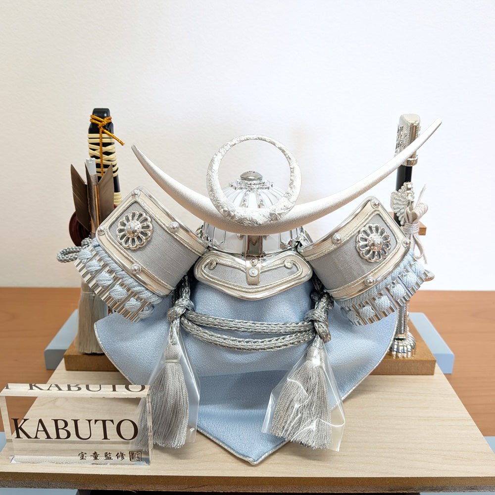 横幅30cm｜ケース入り飾り｜五月人形【5号白銀上杉兜】｜ モダンでコンパクト おしゃれ 端午の節句飾り こどもの日 5月人形 - 五月人形 ひなせい