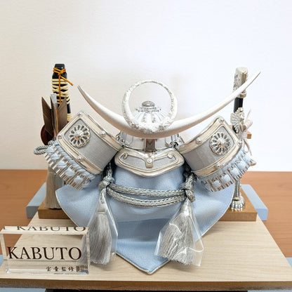 横幅30cm｜ケース入り飾り｜五月人形【5号白銀上杉兜】｜ モダンでコンパクト おしゃれ 端午の節句飾り こどもの日 5月人形 - 五月人形 ひなせい