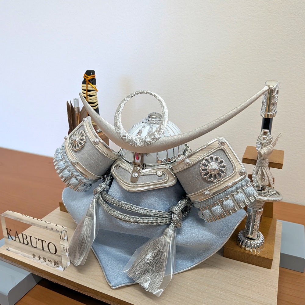 横幅30cm｜ケース入り飾り｜五月人形【5号白銀上杉兜】｜ モダンでコンパクト おしゃれ 端午の節句飾り こどもの日 5月人形 - 五月人形 ひなせい