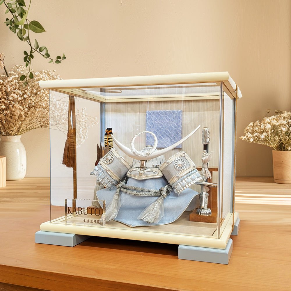 横幅30cm｜ケース入り飾り｜五月人形【5号白銀上杉兜】｜ モダンでコンパクト おしゃれ 端午の節句飾り こどもの日 5月人形 - 五月人形 ひなせい