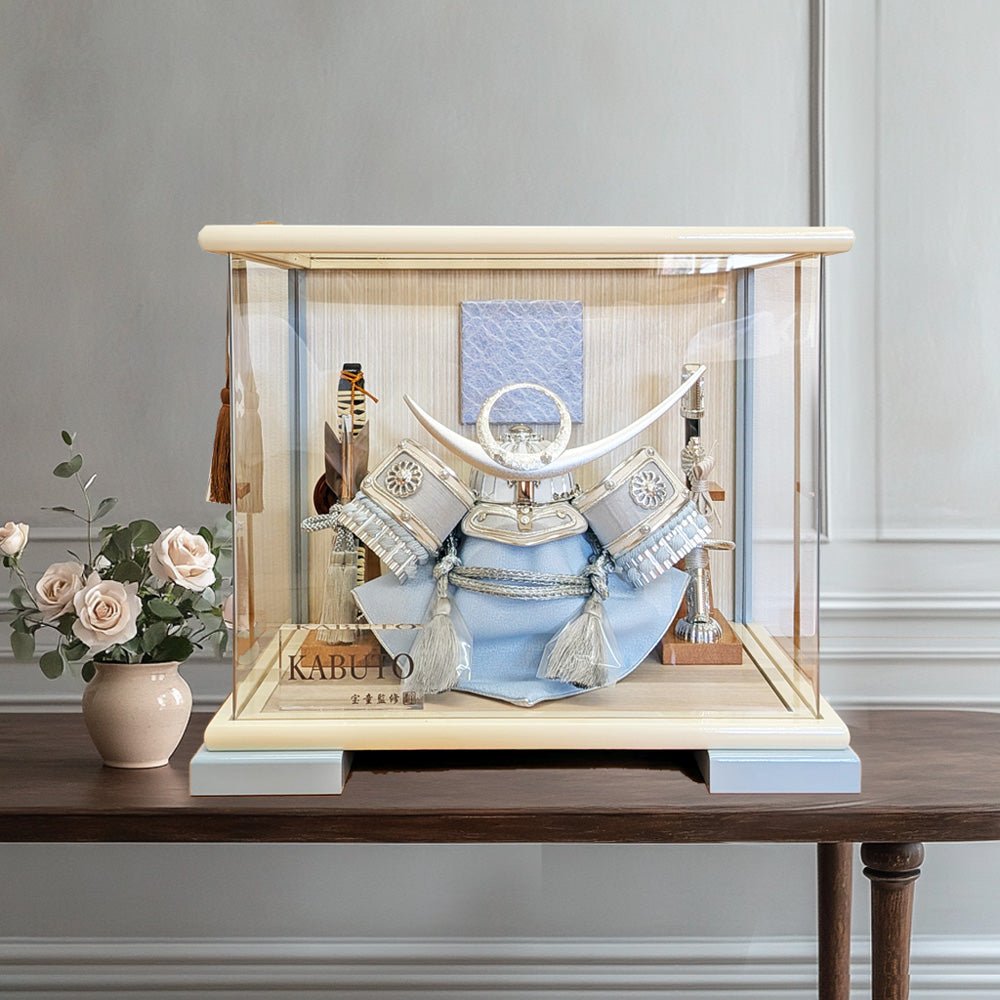 横幅30cm｜ケース入り飾り｜五月人形【5号白銀上杉兜】｜ モダンでコンパクト おしゃれ 端午の節句飾り こどもの日 5月人形 - 五月人形 ひなせい