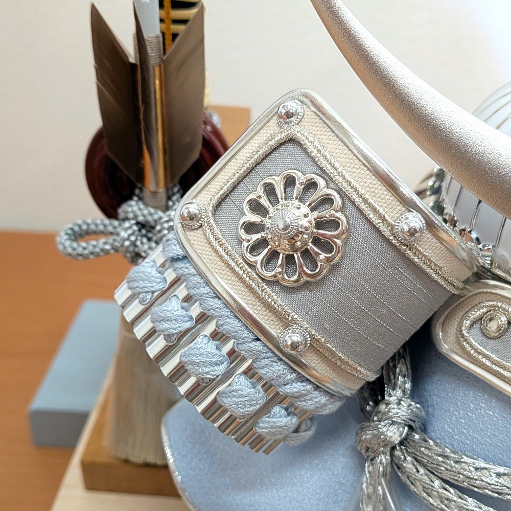 横幅30cm｜ケース入り飾り｜五月人形【5号白銀上杉兜】｜ モダンでコンパクト おしゃれ 端午の節句飾り こどもの日 5月人形 - 五月人形 ひなせい