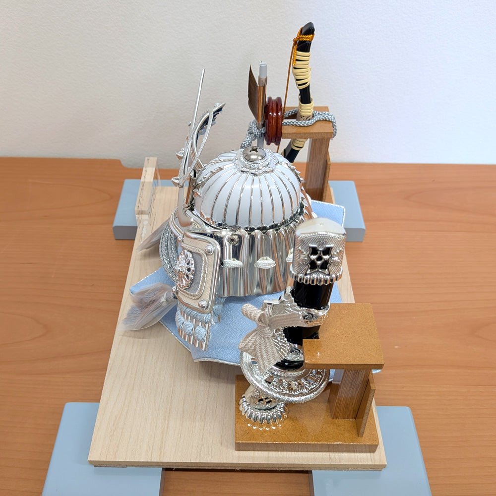 横幅30cm｜ケース入り飾り｜五月人形【5号白銀上杉兜】｜ モダンでコンパクト おしゃれ 端午の節句飾り こどもの日 5月人形 - 五月人形 ひなせい