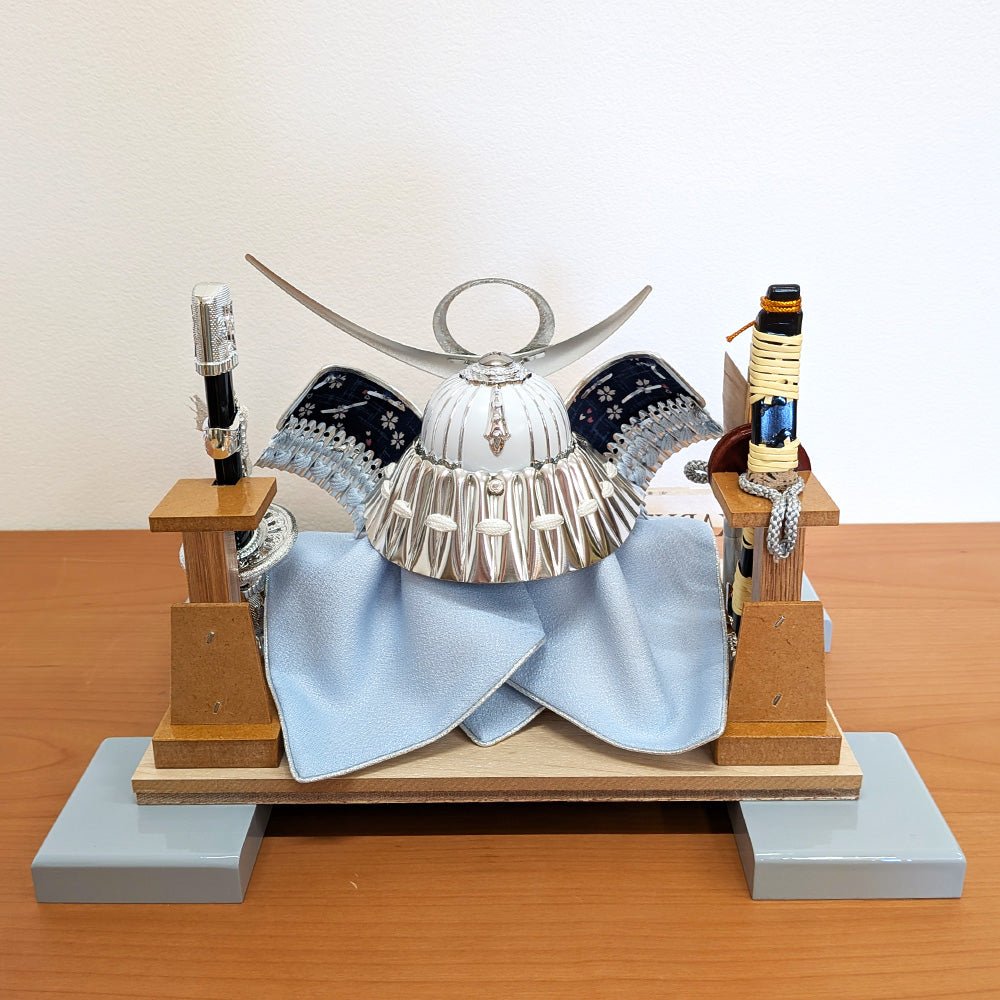 横幅30cm｜ケース入り飾り｜五月人形【5号白銀上杉兜】｜ モダンでコンパクト おしゃれ 端午の節句飾り こどもの日 5月人形 - 五月人形 ひなせい