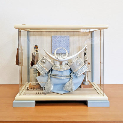 横幅30cm｜ケース入り飾り｜五月人形【5号白銀上杉兜】｜ モダンでコンパクト おしゃれ 端午の節句飾り こどもの日 5月人形 - 五月人形 ひなせい