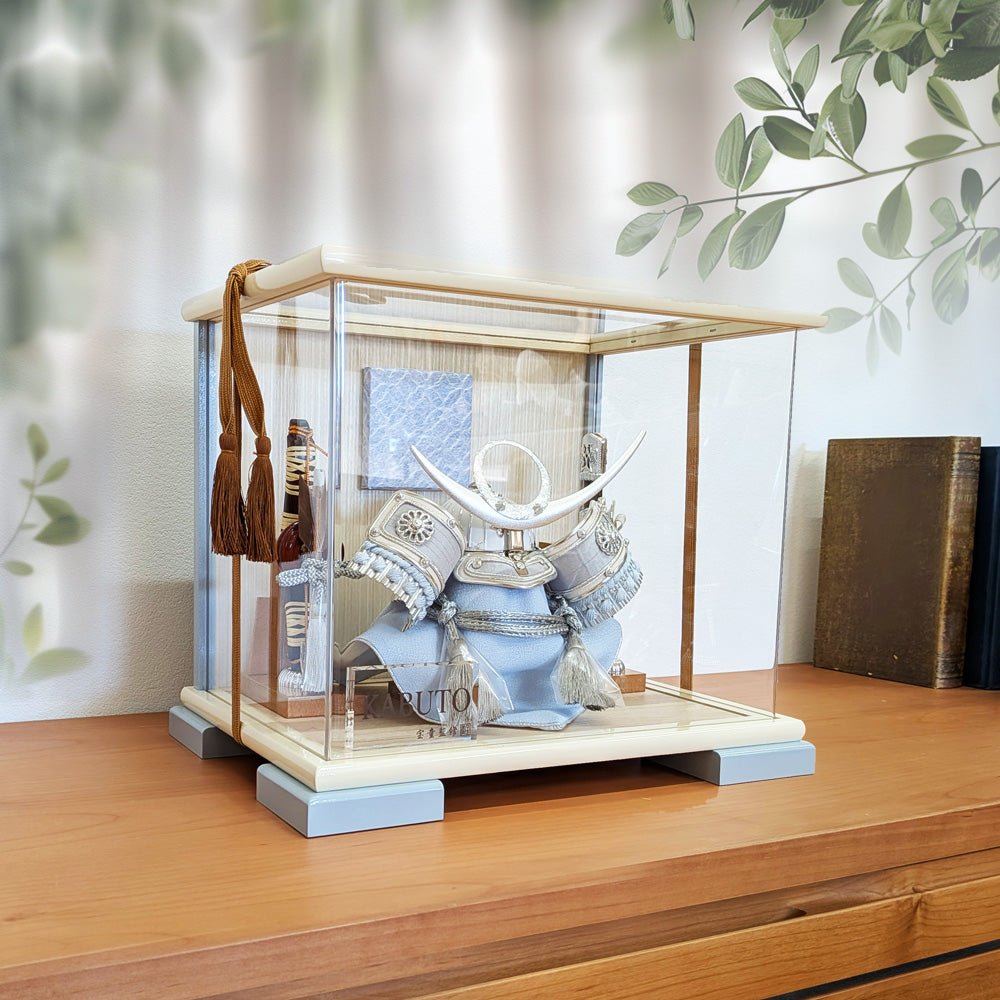 横幅30cm｜ケース入り飾り｜五月人形【5号白銀上杉兜】｜ モダンでコンパクト おしゃれ 端午の節句飾り こどもの日 5月人形 - 五月人形 ひなせい