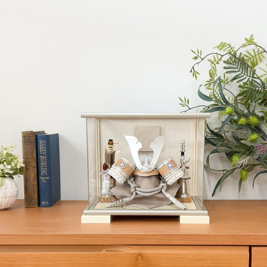 横幅31cm｜5号 ケース兜飾り 中鍬兜｜ 木目 銀｜wood silver ｜五月人形｜コンパクト おしゃれ 兜鎧飾り 端午の節句飾り ケース飾り - 五月人形 ひなせい