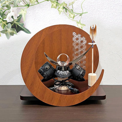 横幅32cm｜4号 ブロンズ 武将 上杉謙信｜月型ブラウン｜小粋な五月人形｜コンパクト おしゃれ 兜鎧飾り 端午の節句飾り こどもの日 5月人形 人気 - ひなせい 五月人形