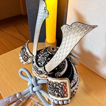平安武久作｜8号黒小札箔散らし兜｜鍬形にブロンズ色の濃淡が貴重 五月人形｜コンパクト おしゃれ 兜鎧飾り 端午の節句飾り こどもの日 5月人形 人気 - SAKURA ARCH（サクラ アーチ） 五月人形