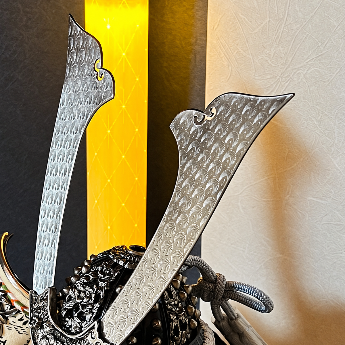 平安武久作｜8号黒小札箔散らし兜｜鍬形にブロンズ色の濃淡が貴重 五月人形｜コンパクト おしゃれ 兜鎧飾り 端午の節句飾り こどもの日 5月人形 人気 - SAKURA ARCH（サクラ アーチ） 五月人形