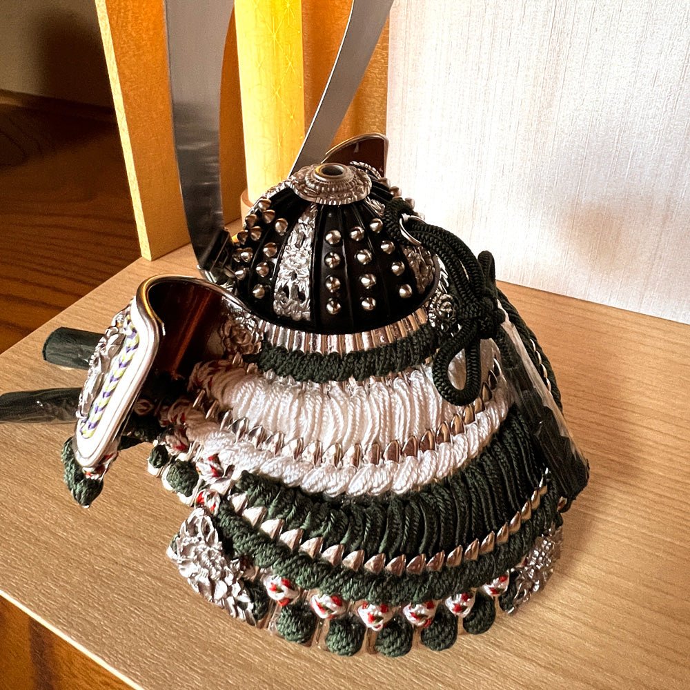 平安武久作 8号兜 箔押 濃緑 グリーン｜銀色箔押しの純度が違う｜ 五月人形｜コンパクト おしゃれ 兜鎧飾り 端午の節句飾り こどもの日 5月人形 人気 - SAKURA ARCH 五月人形