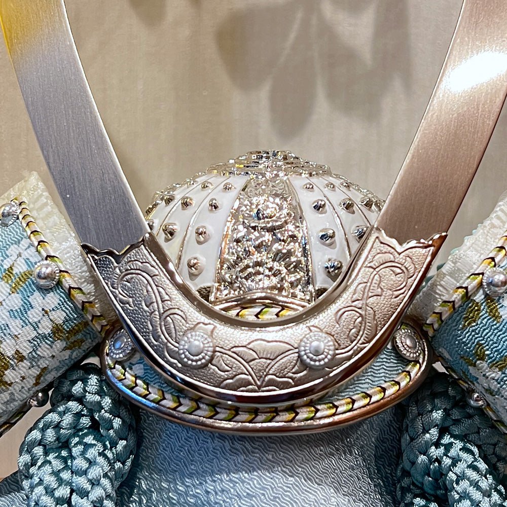 横幅35cm｜名工 小島辰広作 白1/5・長鍬 青｜５月のスカイブルーを予感！五月人形｜モダン｜コンパクト おしゃれ 兜鎧飾り 端午の節句飾り こどもの日 5月人形 人気 かわいい - ひなせい 五月人形
