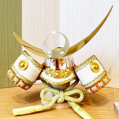 横幅35cm｜4号 くすみ色緑 武将 上杉謙信｜月型｜小洒落た三日月と月 五月人形 兜飾り｜コンパクト おしゃれ 兜鎧飾り 端午の節句飾り こどもの日 5月人形 人気 かわいい - ひなせい 五月人形
