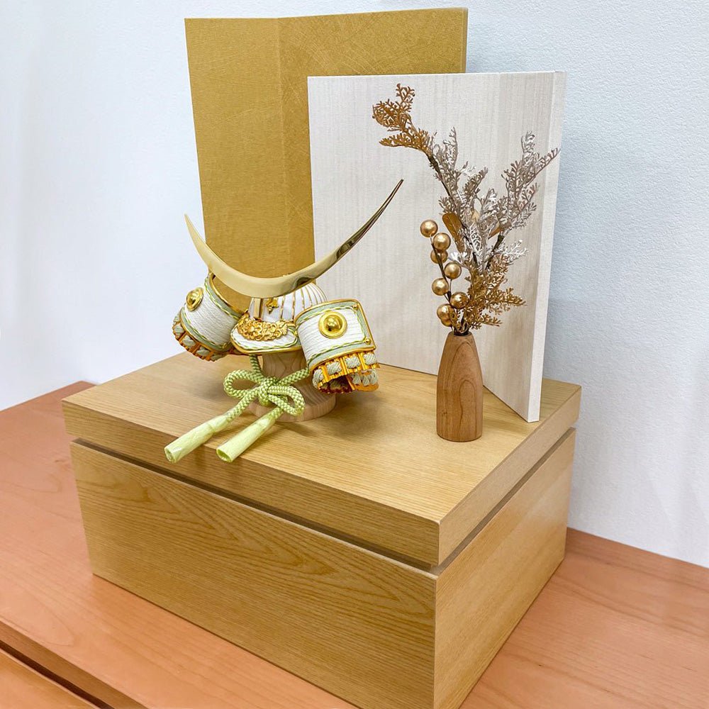 横幅37cm 五月人形 収納兜飾り｜４号｜くすみ色緑｜ 武将 伊達政宗｜果敢で勇気がある 学問に励む｜コンパクト おしゃれ 兜鎧飾り 端午の節句飾り こどもの日 5月人形 人気 かわいい - ひなせい 五月人形