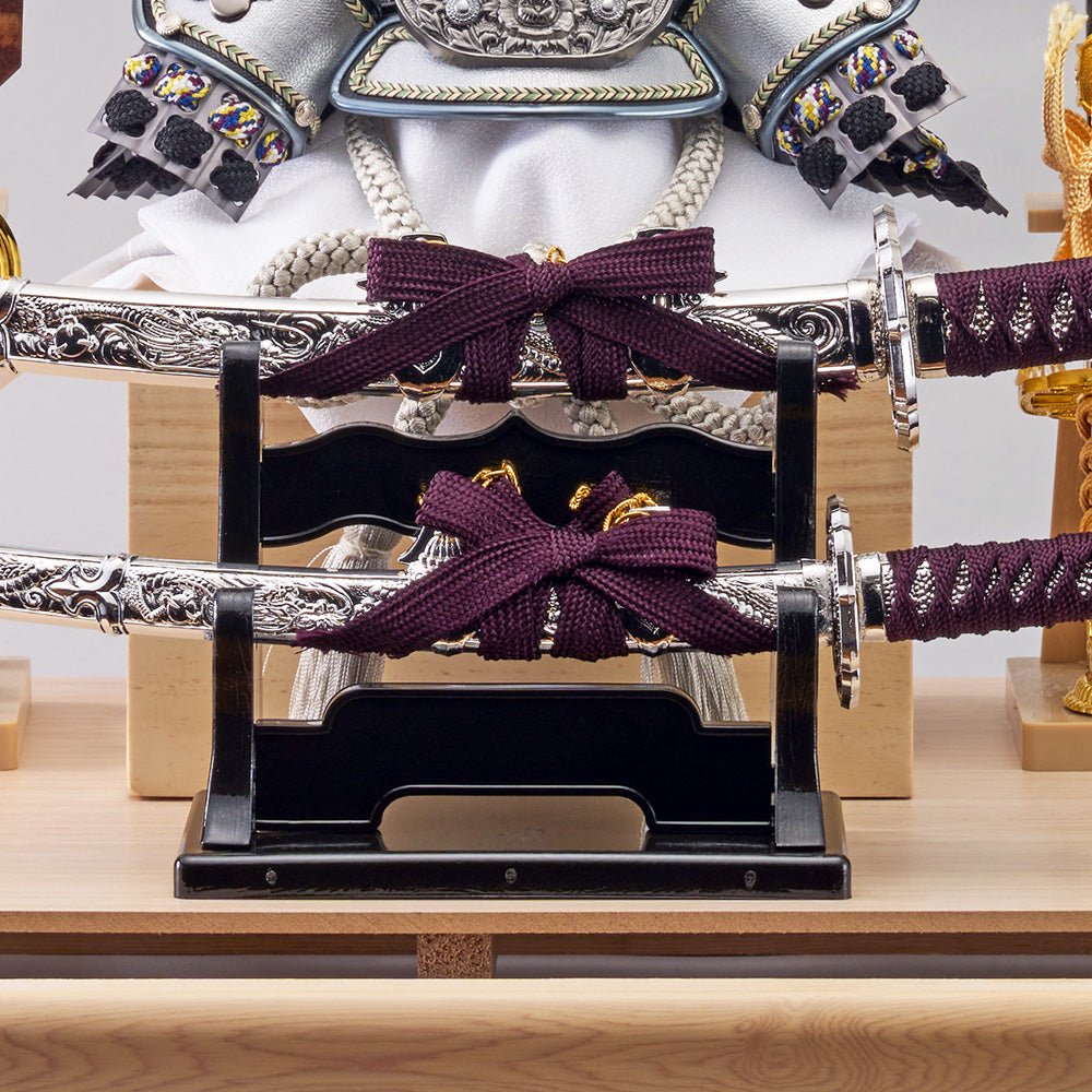 横幅38cm ｜ ケース入り飾り ｜ 今どきの五月人形 ｜ ホワイト モダン ｜ コンパクト おしゃれ 兜鎧飾り 端午の節句飾り こどもの日 かぶと - 五月人形 ひなせい