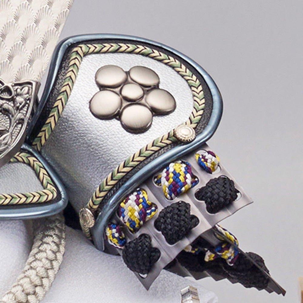 横幅38cm ｜ ケース入り飾り ｜ 今どきの五月人形 ｜ ホワイト モダン ｜ コンパクト おしゃれ 兜鎧飾り 端午の節句飾り こどもの日 かぶと - 五月人形 ひなせい