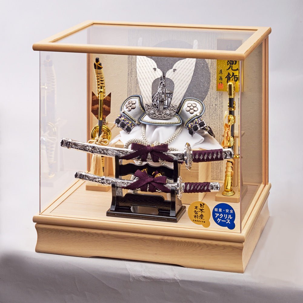 横幅38cm ｜ ケース入り飾り ｜ 今どきの五月人形 ｜ ホワイト モダン ｜ コンパクト おしゃれ 兜鎧飾り 端午の節句飾り こどもの日 かぶと - 五月人形 ひなせい