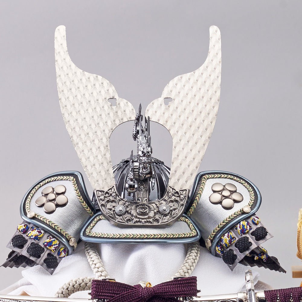 横幅38cm ｜ ケース入り飾り ｜ 今どきの五月人形 ｜ ホワイト モダン ｜ コンパクト おしゃれ 兜鎧飾り 端午の節句飾り こどもの日 かぶと - 五月人形 ひなせい