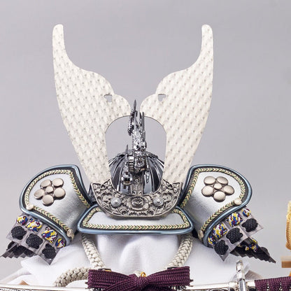 横幅38cm ｜ ケース入り飾り ｜ 今どきの五月人形 ｜ ホワイト モダン ｜ コンパクト おしゃれ 兜鎧飾り 端午の節句飾り こどもの日 かぶと - 五月人形 ひなせい