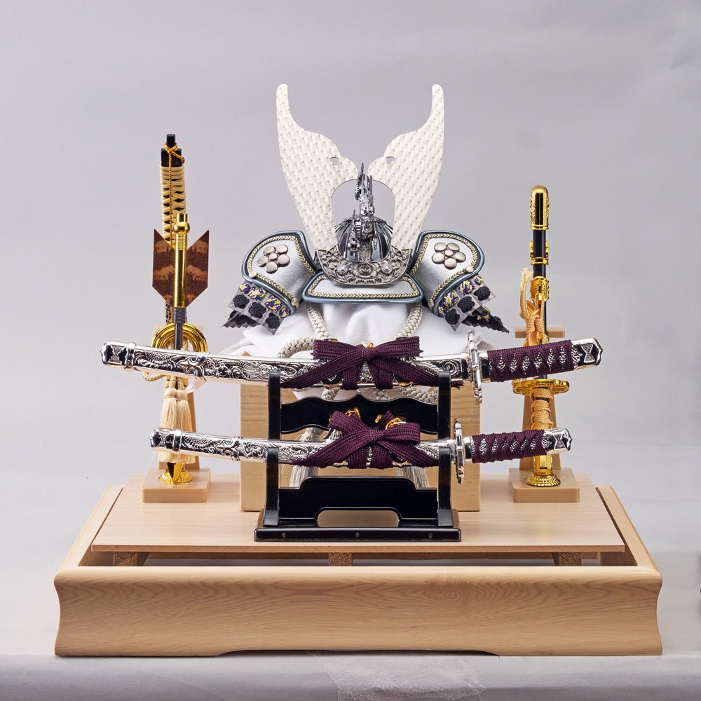 横幅38cm ｜ ケース入り飾り ｜ 今どきの五月人形 ｜ ホワイト モダン ｜ コンパクト おしゃれ 兜鎧飾り 端午の節句飾り こどもの日 かぶと - 五月人形 ひなせい