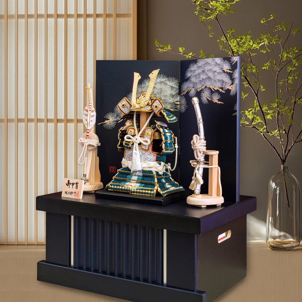 横幅38cm｜朔太郎作 奉納鎧｜稀少！｜五月人形の鎧飾りでコンパクト｜収納飾り｜コンパクト おしゃれ 兜鎧飾り 端午の節句飾り こどもの日 5月人形 人気 - ひなせい 五月人形