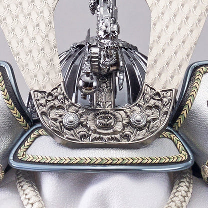 横幅38cm ｜ ケース入り飾り ｜ 今どきの五月人形 ｜ ホワイト モダン ｜ コンパクト おしゃれ 兜鎧飾り 端午の節句飾り こどもの日 かぶと - 五月人形 ひなせい