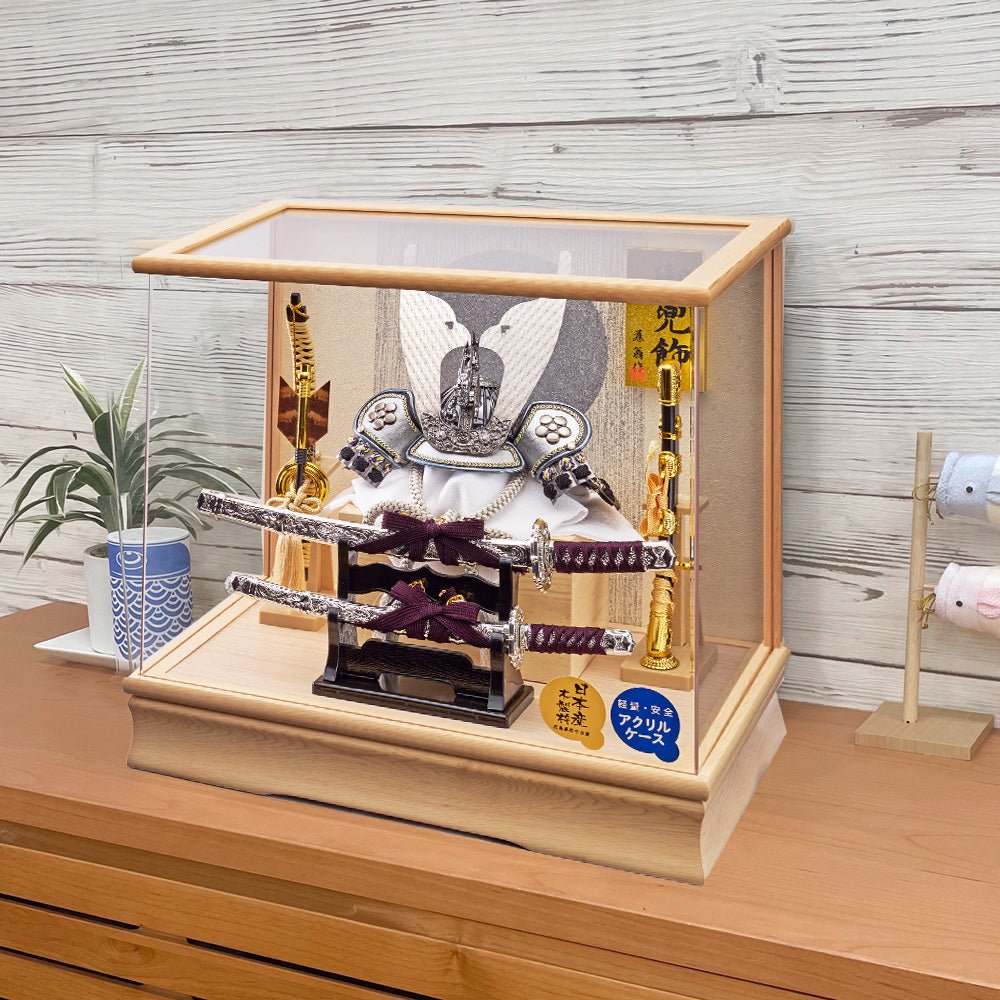 横幅38cm ｜ ケース入り飾り ｜ 今どきの五月人形 ｜ ホワイト モダン ｜ コンパクト おしゃれ 兜鎧飾り 端午の節句飾り こどもの日 かぶと - 五月人形 ひなせい