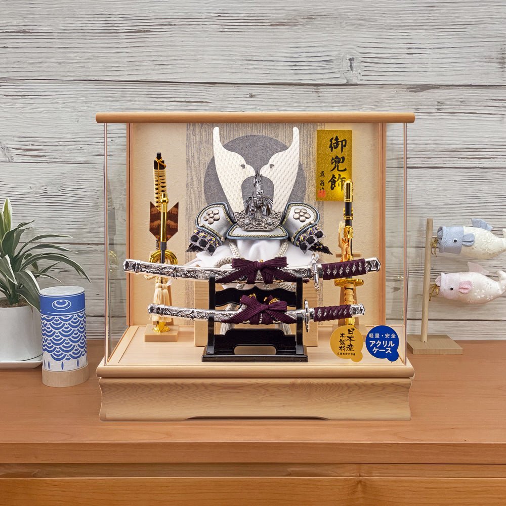 横幅38cm ｜ ケース入り飾り ｜ 今どきの五月人形 ｜ ホワイト モダン ｜ コンパクト おしゃれ 兜鎧飾り 端午の節句飾り こどもの日 かぶと - 五月人形 ひなせい