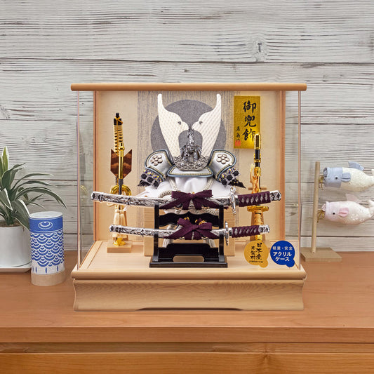 横幅38cm ｜ ケース入り飾り ｜ 今どきの五月人形 ｜ ホワイト モダン ｜ コンパクト おしゃれ 兜鎧飾り 端午の節句飾り こどもの日 かぶと