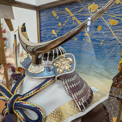 横幅42cm｜扱いやすいケース入り飾り ジン｜ 武将 伊達政宗の兜 ｜ 五月人形｜ブルー 青｜六角ケース｜モダン｜コンパクト おしゃれ 兜鎧飾り 端午の節句飾り こどもの日 5月人形 人気 かわいい - 五月人形 ひなせい