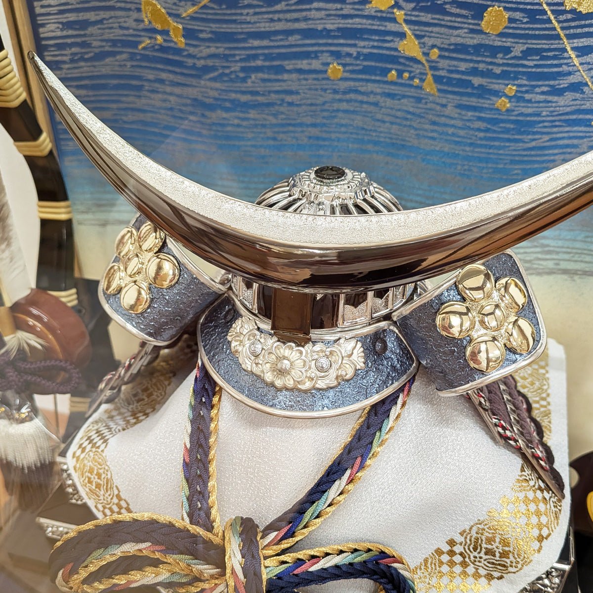 横幅42cm｜扱いやすいケース入り飾り ジン｜ 武将 伊達政宗の兜 ｜ 五月人形｜ブルー 青｜六角ケース｜モダン｜コンパクト おしゃれ 兜鎧飾り 端午の節句飾り こどもの日 5月人形 人気 かわいい - 五月人形 ひなせい