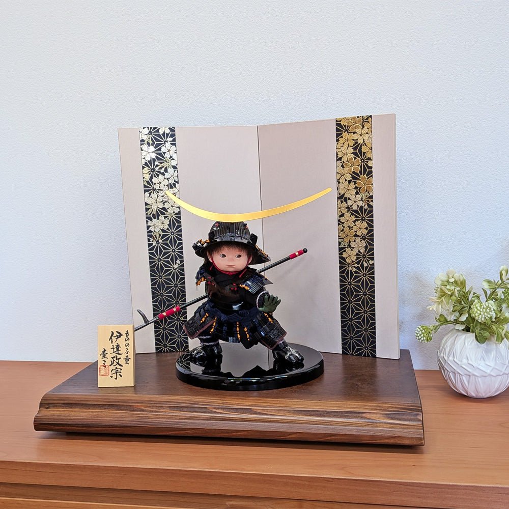 横幅45cm｜可愛い大将飾り｜伊達政宗｜もののふ童 政宗参上｜コンパクト おしゃれ 端午の節句飾り こどもの日 5月人形 人気 かわいい - 五月人形 ひなせい