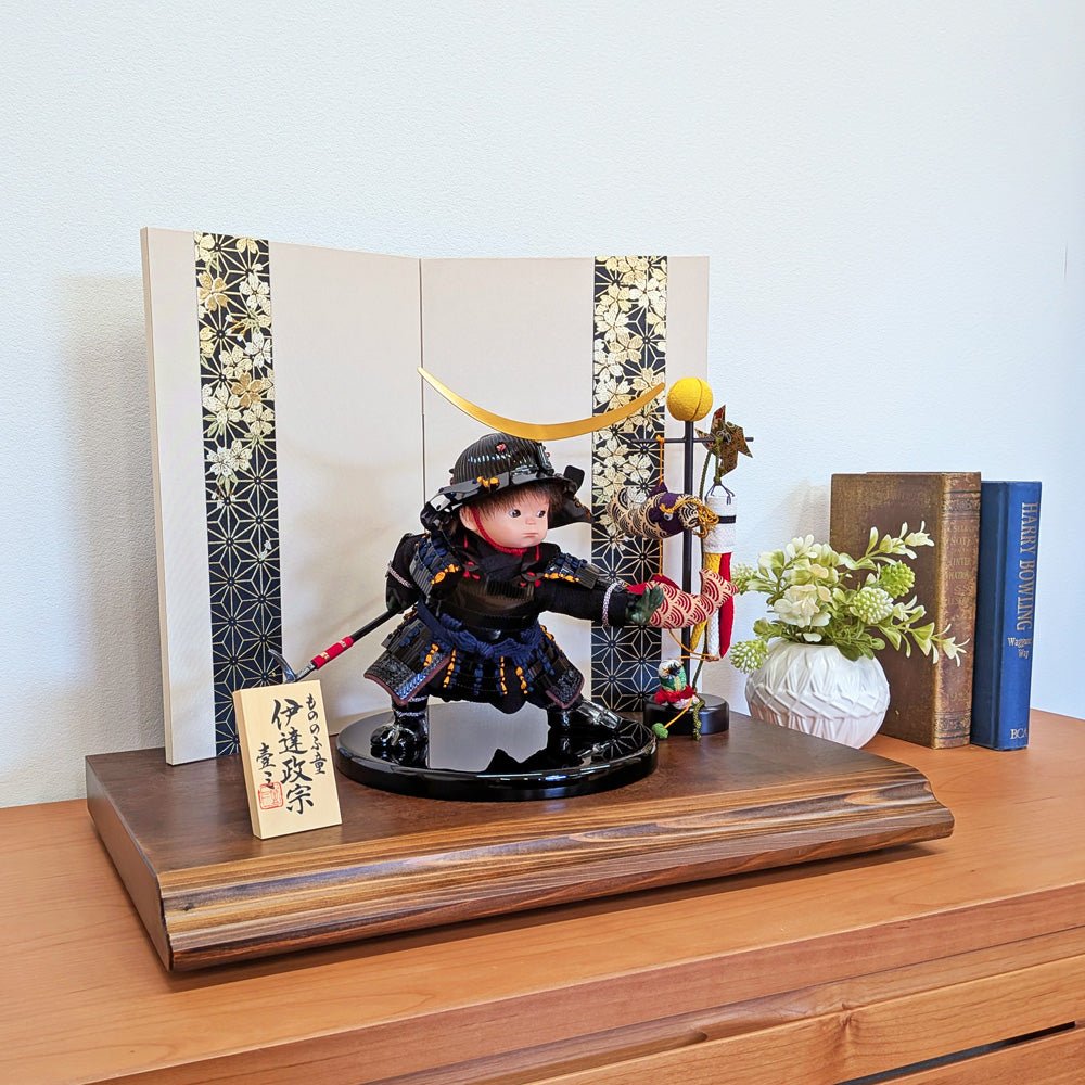 横幅45cm｜可愛い大将飾り｜伊達政宗｜もののふ童 政宗参上｜コンパクト おしゃれ 端午の節句飾り こどもの日 5月人形 人気 かわいい - 五月人形 ひなせい