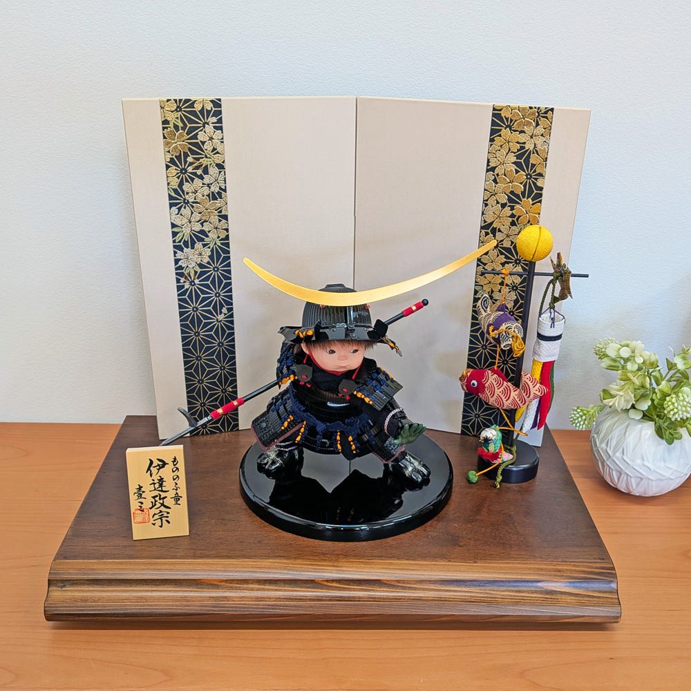 横幅45cm｜可愛い大将飾り｜伊達政宗｜もののふ童 政宗参上｜コンパクト おしゃれ 端午の節句飾り こどもの日 5月人形 人気 かわいい - 五月人形 ひなせい
