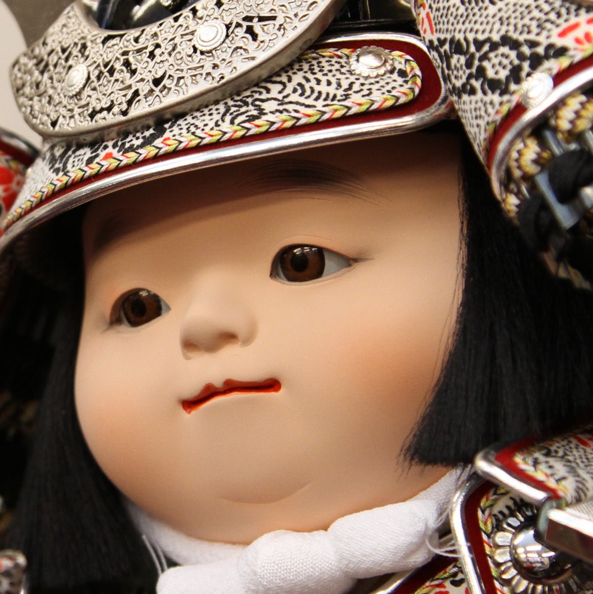 横幅45cm｜渋い子供大将飾り 尊｜五月人形のかわいい｜シルバー 銀色｜コンパクト おしゃれ 兜鎧飾り 端午の節句飾り こどもの日 5月人形 人気 かわいい武者人形 - ひなせい 五月人形