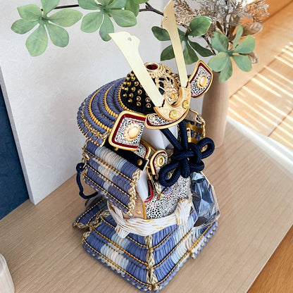 横幅45cm｜4号 朔太郎作 奉納鎧飾り｜ 薄青色｜くすみカラー ｜彩色な彩り艶やかな色艶 ｜ライトブルー ｜五月人形｜コンパクト おしゃれ 兜鎧飾り 端午の節句飾り こどもの日 5月人形 人気 - ひなせい 五月人形