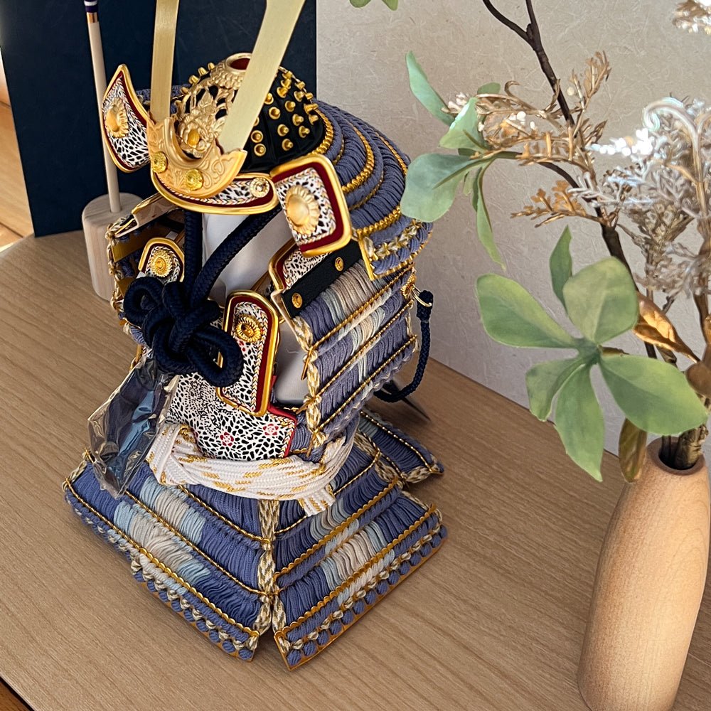 横幅45cm｜4号 朔太郎作 奉納鎧飾り｜ 薄青色｜くすみカラー ｜彩色な彩り艶やかな色艶 ｜ライトブルー ｜五月人形｜コンパクト おしゃれ 兜鎧飾り 端午の節句飾り こどもの日 5月人形 人気 - ひなせい 五月人形