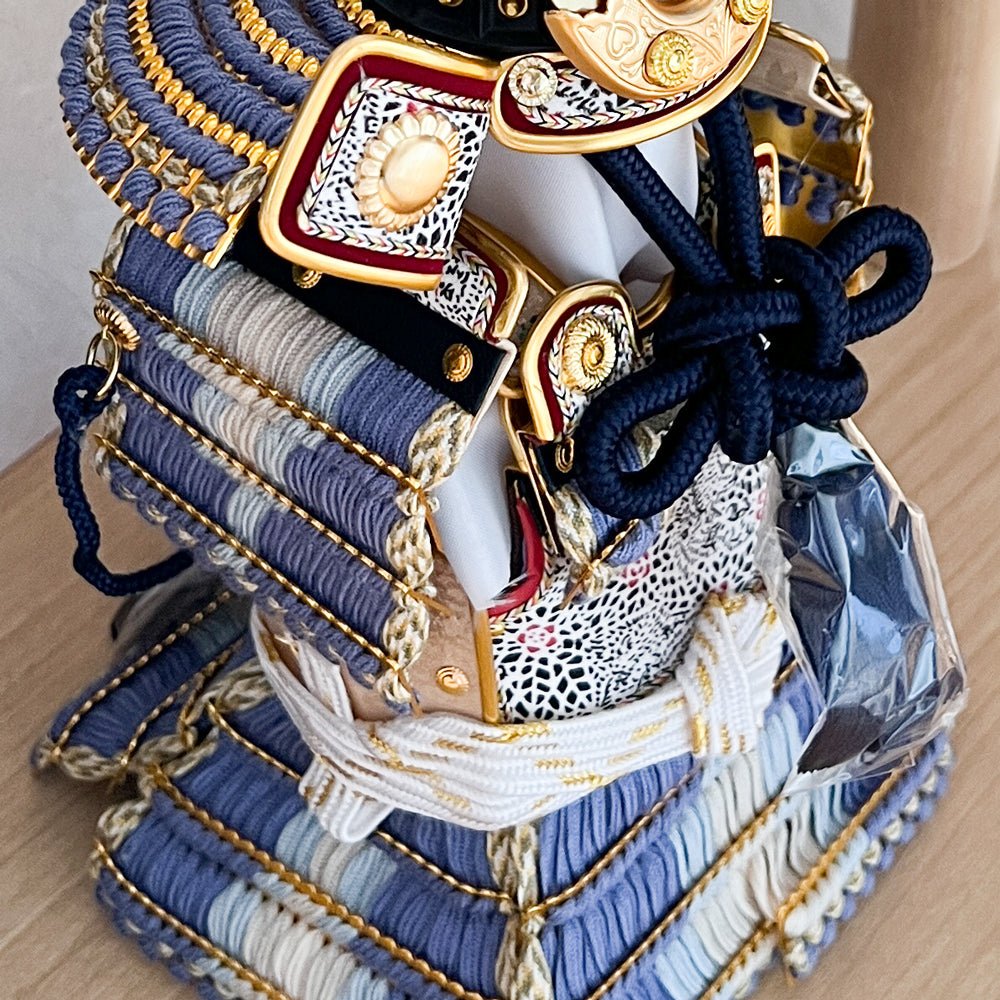 横幅45cm｜4号 朔太郎作 奉納鎧飾り｜ 薄青色｜くすみカラー ｜彩色な彩り艶やかな色艶 ｜ライトブルー ｜五月人形｜コンパクト おしゃれ 兜鎧飾り 端午の節句飾り こどもの日 5月人形 人気 - ひなせい 五月人形