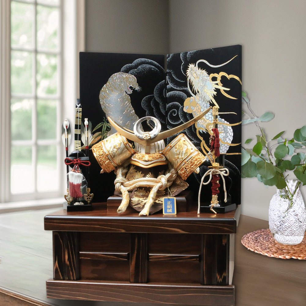 横幅46cm｜12号 武将 上杉謙信 収納兜 白金｜五月人形 コンパクト飾り｜モダン｜コンパクト おしゃれ 兜鎧飾り 端午の節句飾り こどもの日 5月人形 かぶと - ひなせい 五月人形