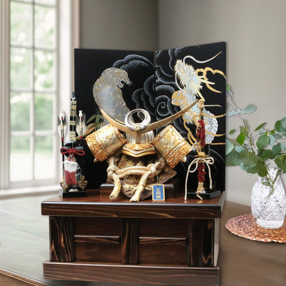 横幅46cm｜12号 武将 上杉謙信 収納兜 白金｜五月人形 コンパクト飾り｜モダン｜コンパクト おしゃれ 兜鎧飾り 端午の節句飾り こどもの日 5月人形 かぶと - ひなせい 五月人形
