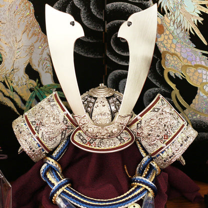 横幅46cm｜13号純プラチナ箔押兜｜ちっちゃい 五月人形 兜 兜飾り モダン｜コンパクト おしゃれ 兜鎧飾り 端午の節句飾り こどもの日 5月人形 人気 かわいい - ひなせい 五月人形