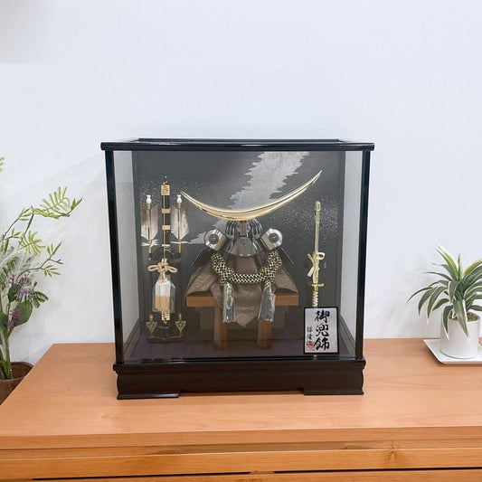 横幅47cm|ケース入り飾り|お求めやすい 武将 伊達政宗の五月人形| かっこいい| 銀色 シルバー|モダン|コンパクト おしゃれ 兜鎧飾り 端午の節句飾り こどもの日 5月人形 人気 かわいい - ひなせい 五月人形